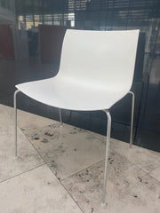 Used Arper Catifa 53 White Polypropylene Shell Canteen Chair with 4 Chrome Legs