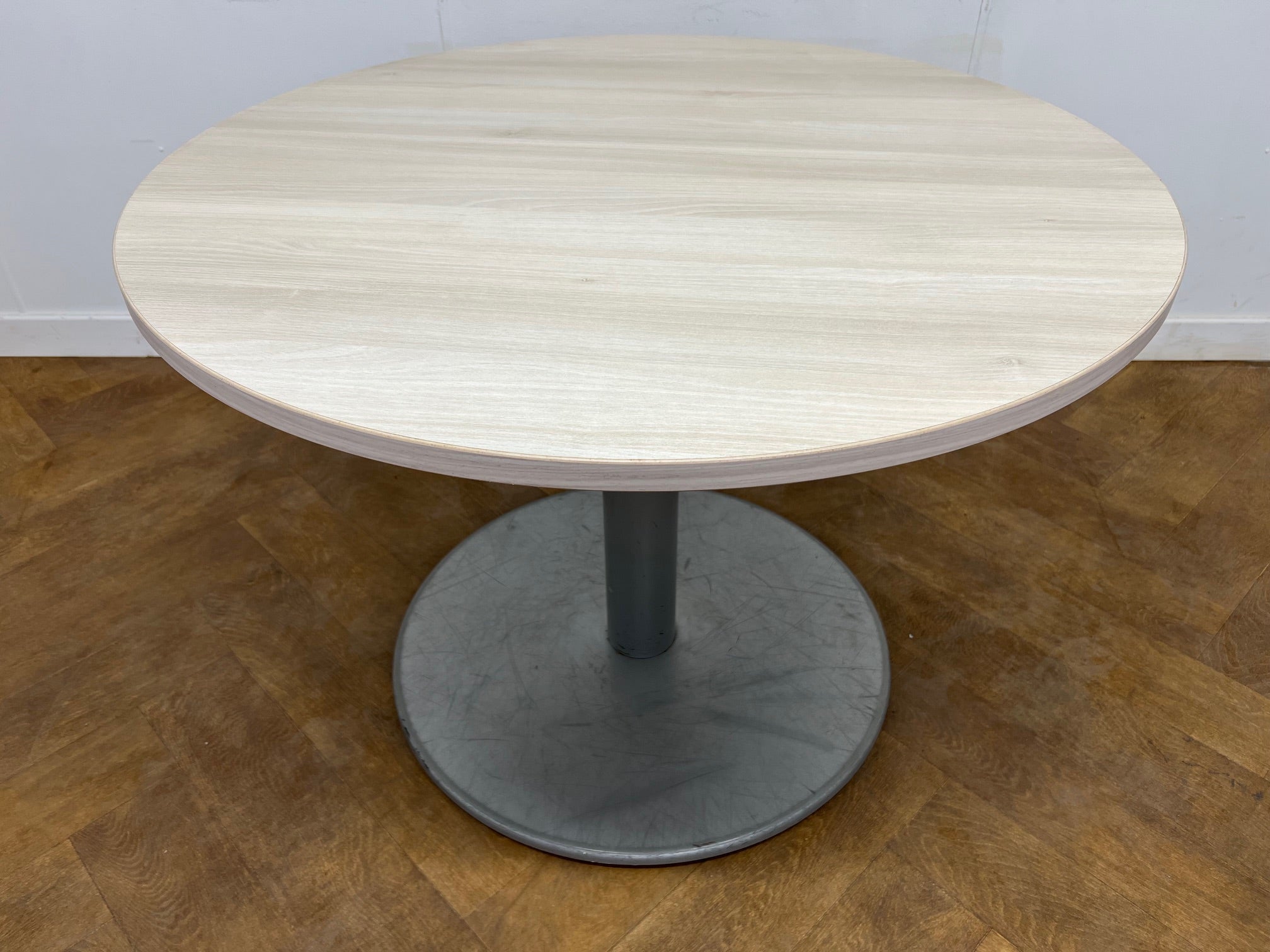 Steelcase Oak 1000mm Diameter Circular Meeting/Breakout Table – officecw