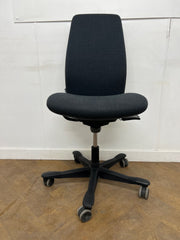 Kinnarps 5220 Grey Cloth Swivel Chair (Ex Showroom Model) No arms