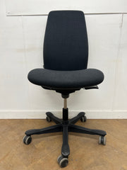 Kinnarps 5220 Grey Cloth Swivel Chair No Arms (Ex Showroom Model).