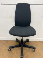 Kinnarps 5220 Grey Cloth Swivel Chair No Arms (Ex Showroom Model).