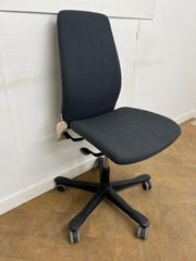 Kinnarps 5220 Grey Cloth Swivel Chair No Arms (Ex Showroom Model).