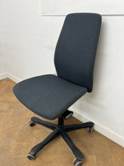 Kinnarps 5220 Grey Cloth Swivel Chair No Arms (Ex Showroom Model).