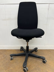 Kinnarps 5220 Black Cloth Swivel Chair No Arms (Ex Showroom Model).