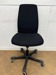 Kinnarps 5220 Black Cloth Swivel Chair No Arms (Ex Showroom Model).