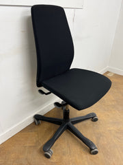 Kinnarps 5220 Black Cloth Swivel Chair No Arms (Ex Showroom Model).