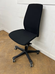 Kinnarps 5220 Black Cloth Swivel Chair No Arms (Ex Showroom Model).