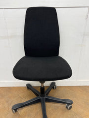 Kinnarps 5220 Black Cloth Swivel Chair No Arms .