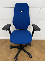 Kinnarps 8783 Blue Cloth Swivel Chair with Arms.