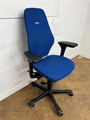 Kinnarps 8783 Blue Cloth Swivel Chair with Arms.
